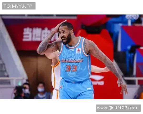 刘洋在关键时刻成功解围展现出卓越防守能力助力球队逆转局势 刘洋在关键时刻成功解围展现出卓越防守能力助力球队逆转局势