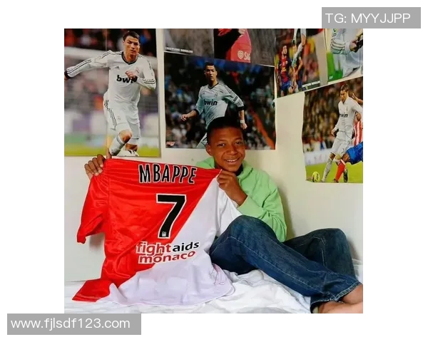 姆巴佩儿时与C罗难得合影，网友惊叹“巨星的初遇”